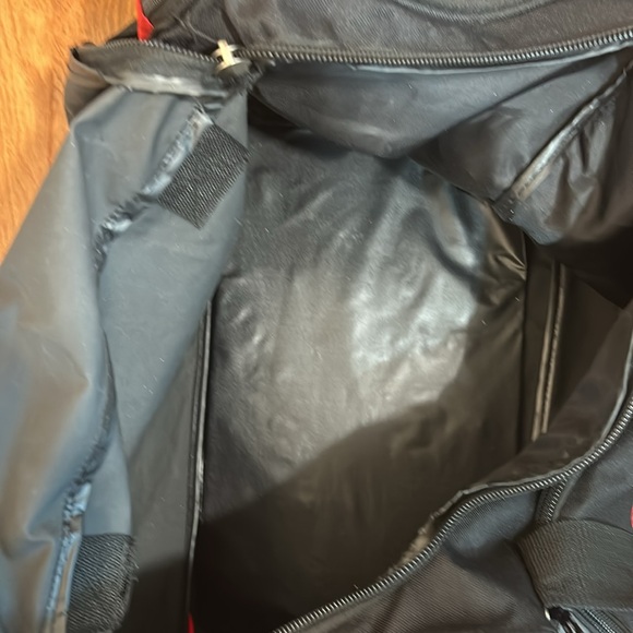 CHICAGO DUFFEL BAG CARRY ON BAG IN BLACK AND RED COLOUR - Picture 7 of 8